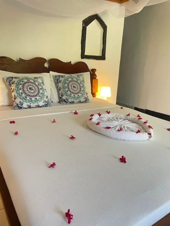 zanzllywood hotel and apartments