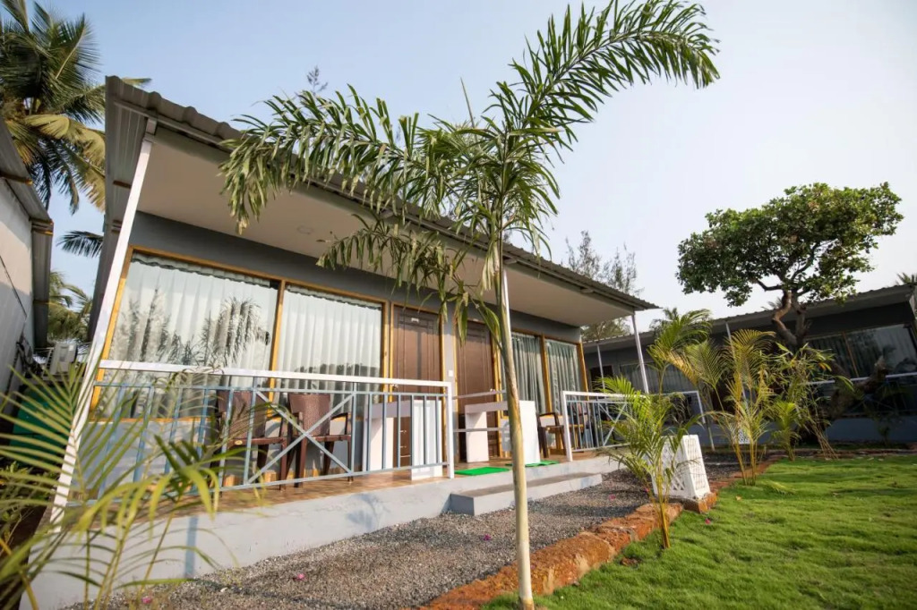 Treebo Lands End Beach Resort - 100m From Morjim Beach