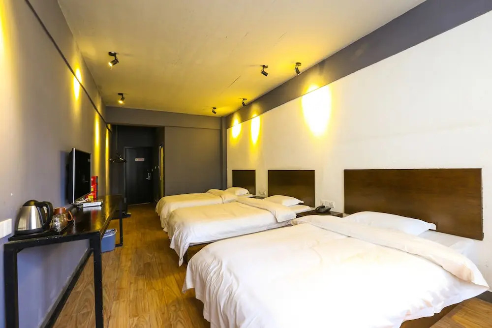 Comma Travel International Youth Hotel
