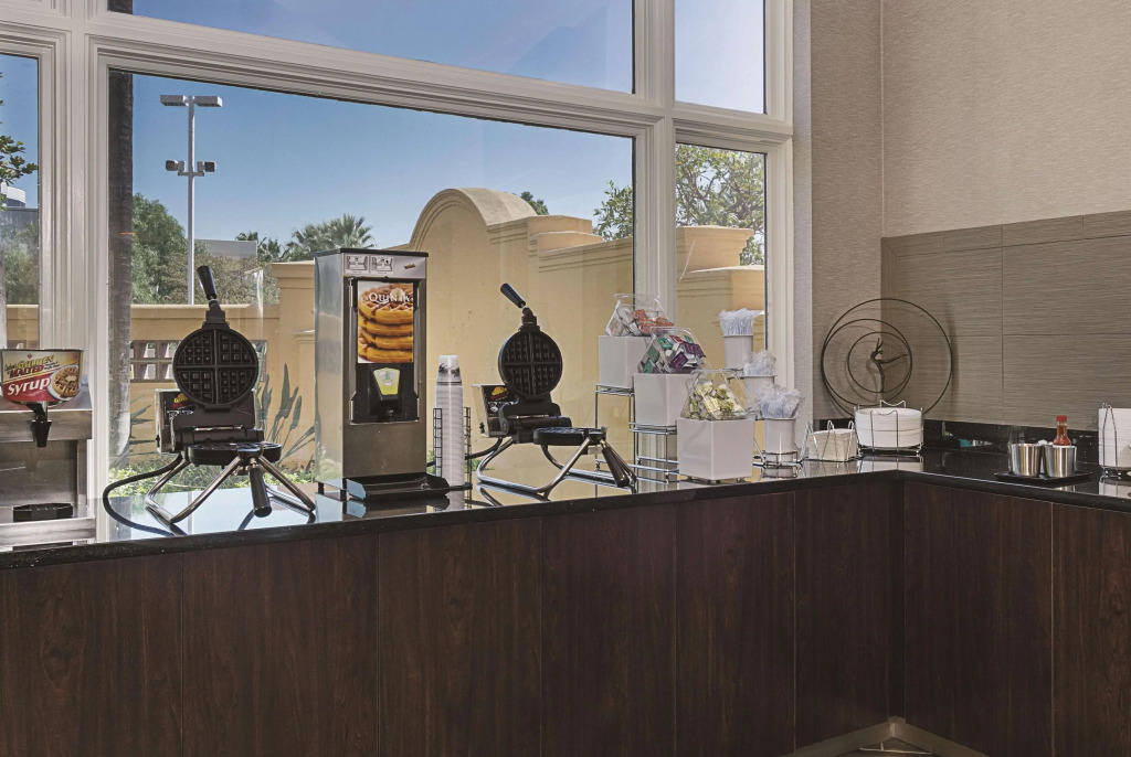 La Quinta Inn & Suites by Wyndham Ontario Airport