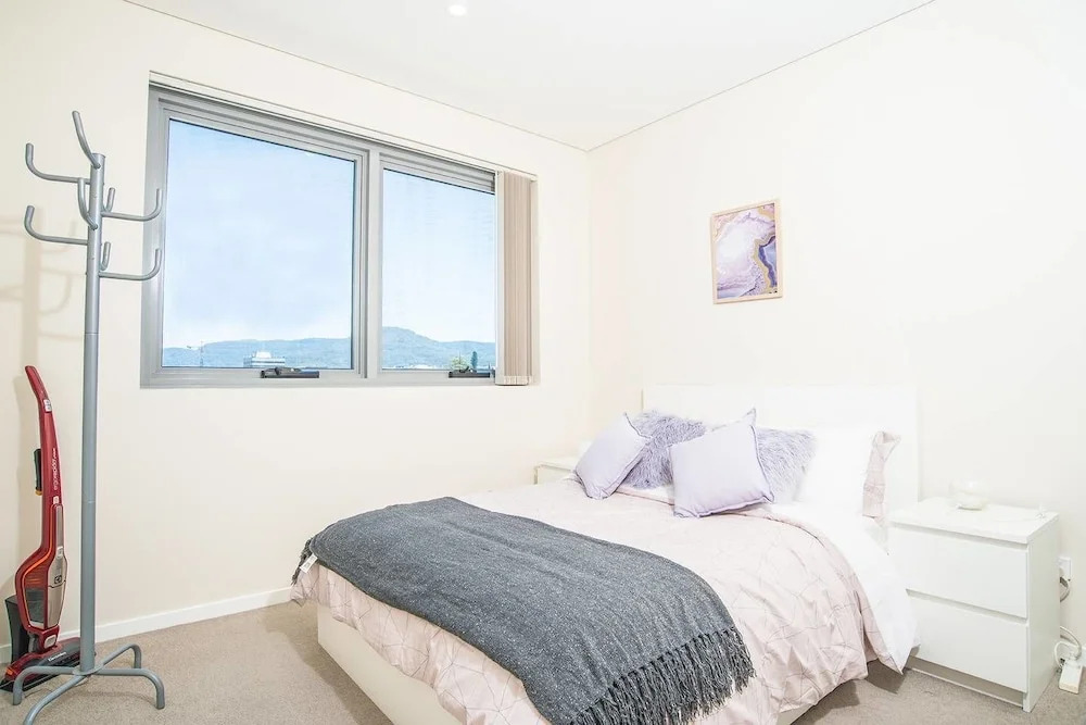Spacious Central Apartment Walking Distance To Beach