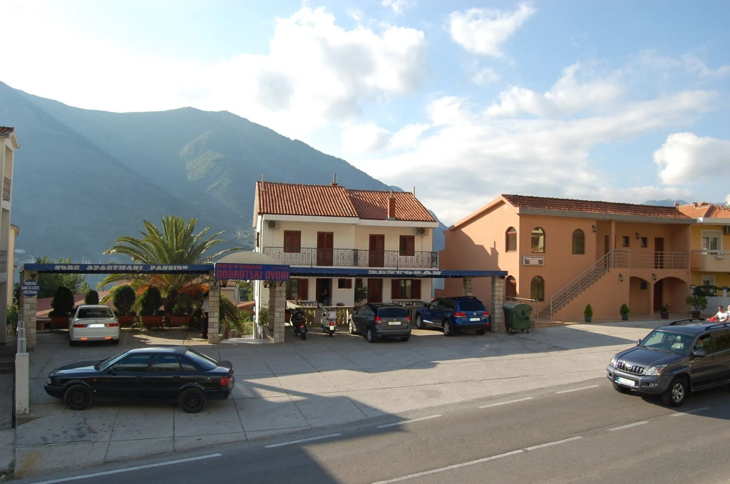 ROOMS & APARTMENTS DOBROTSKI DVORI