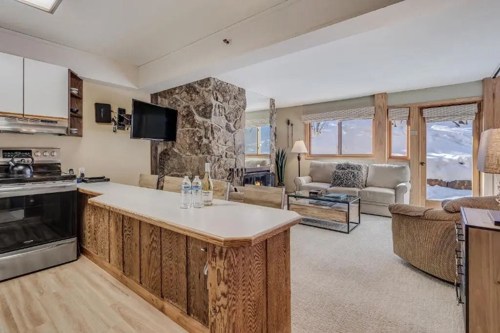 Laurelwood Condominiums 402