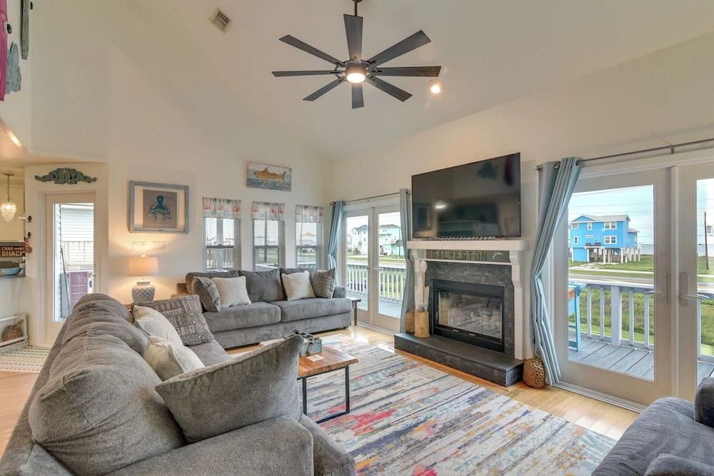 Pet-friendly Condo w/ Seasonal Pool in Galveston!