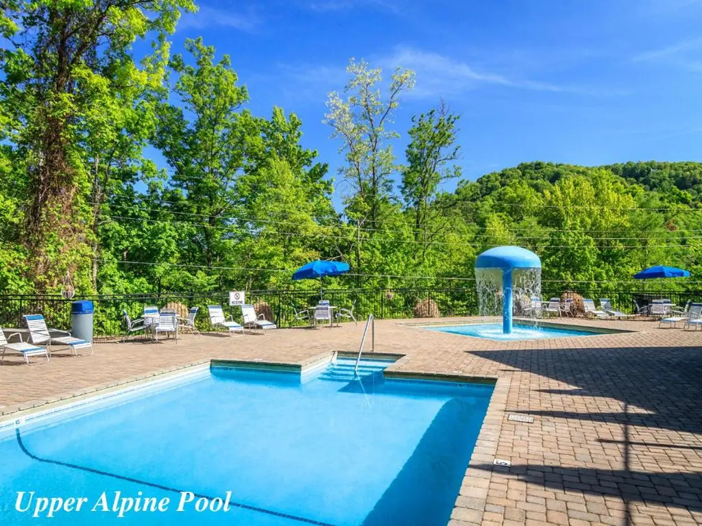 Kickback Kabin, 3 Bedrooms, Deck, Hot Tub, Pool Access, Sleeps 6