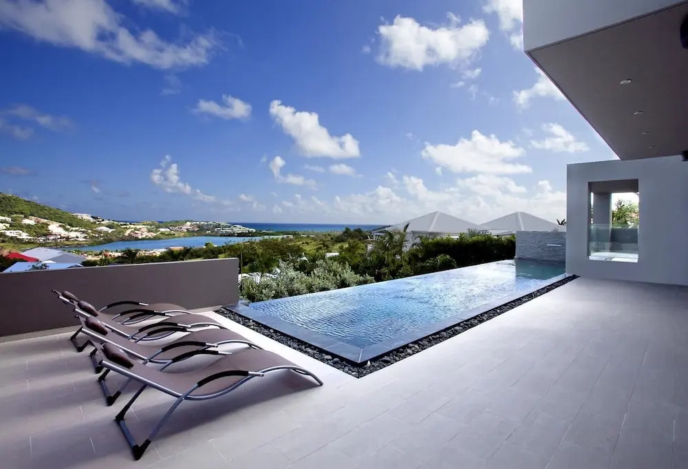 Contemporary Villa, Great Views, Pool, Hot Tub, AC, Free Wifi, Near Orient Bay Beach!
