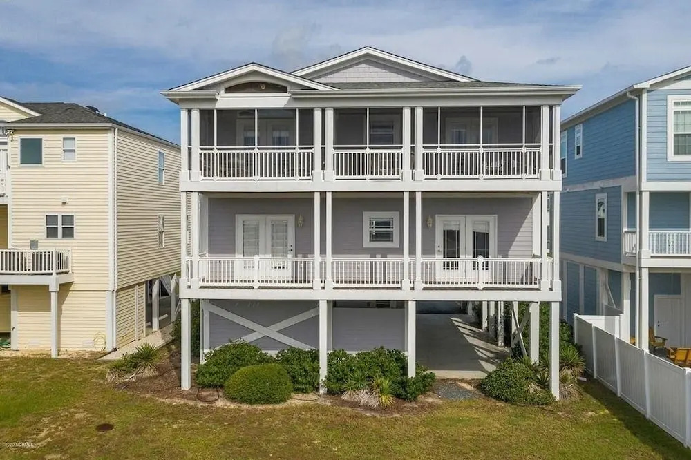 Holden' A Full House 4 Bedroom Home by RedAwning