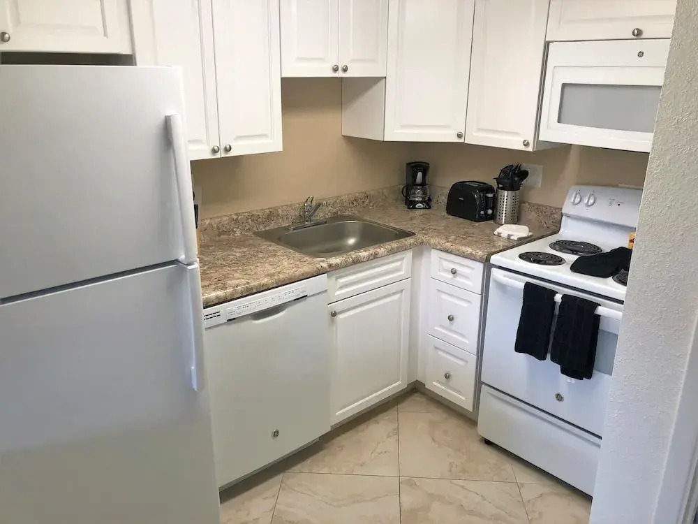 114 Fully Furnished 1BR Suite-Prime Location! by RedAwning