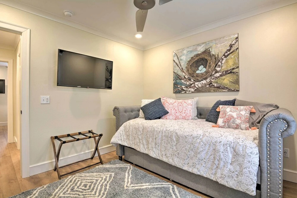 Updated & Modern House < 1 Mi to Dtwn Bentonville!