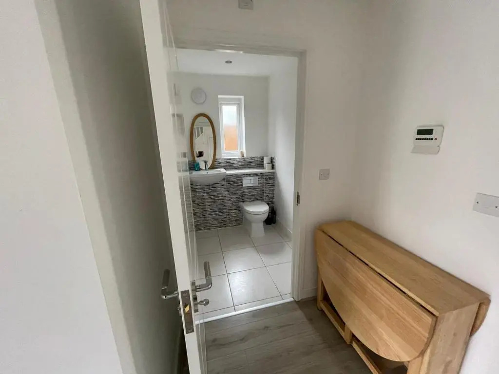 Large Bright King Sized Room - Short Walk From CC