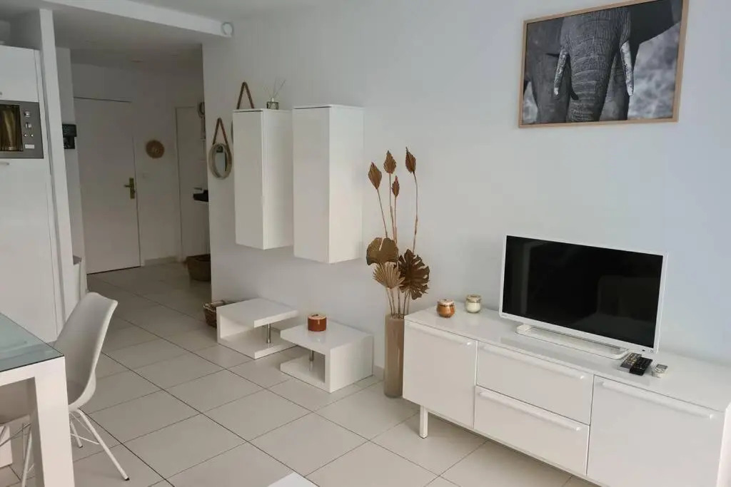 Le Lodge, T2 classé 3 étoiles avec jardin, parking, piscine & mer à 2 pas