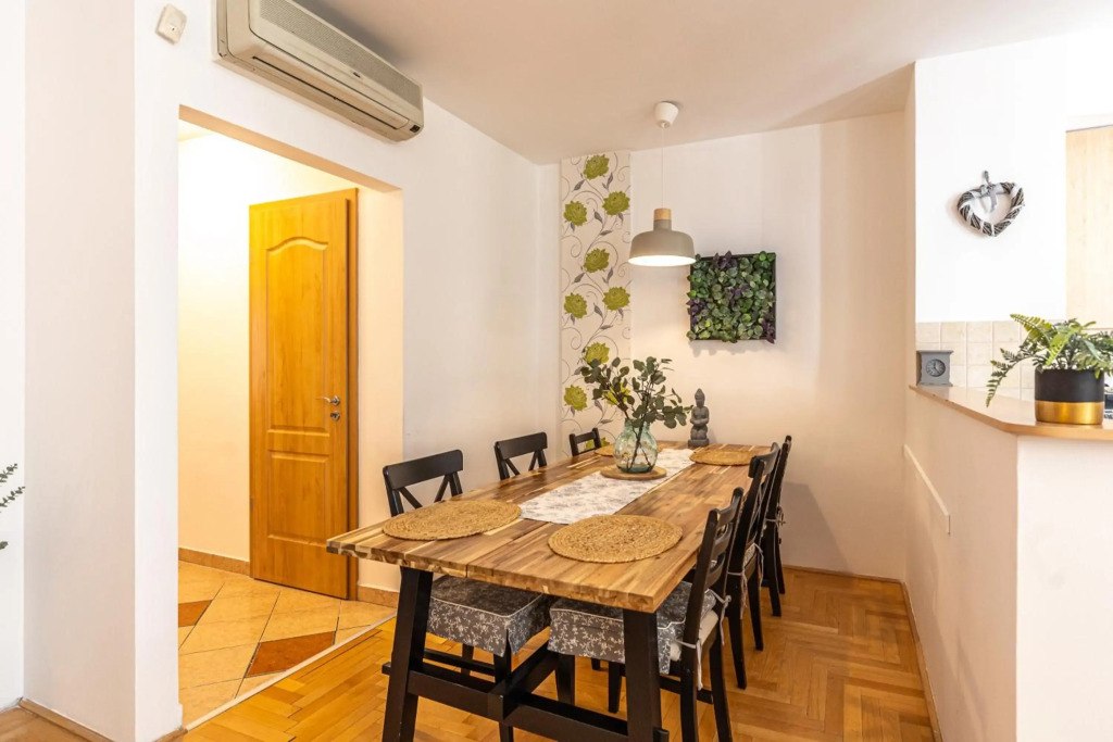 Gozsdu White Raven Residence 305