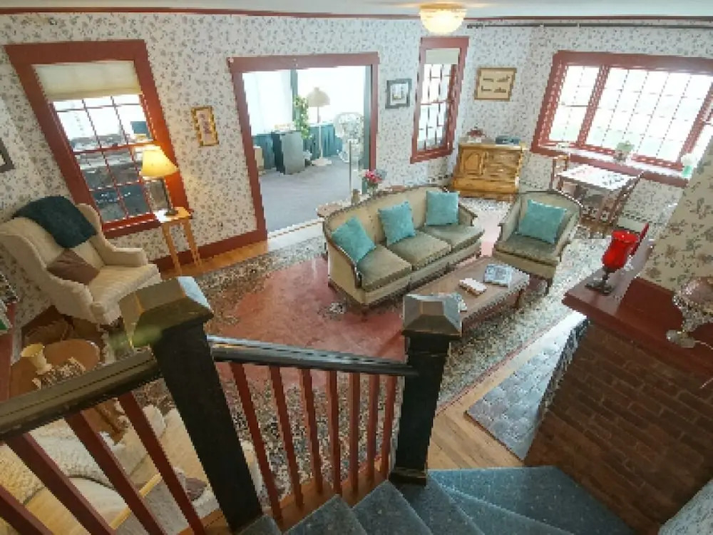 The Tuckernuck Inn