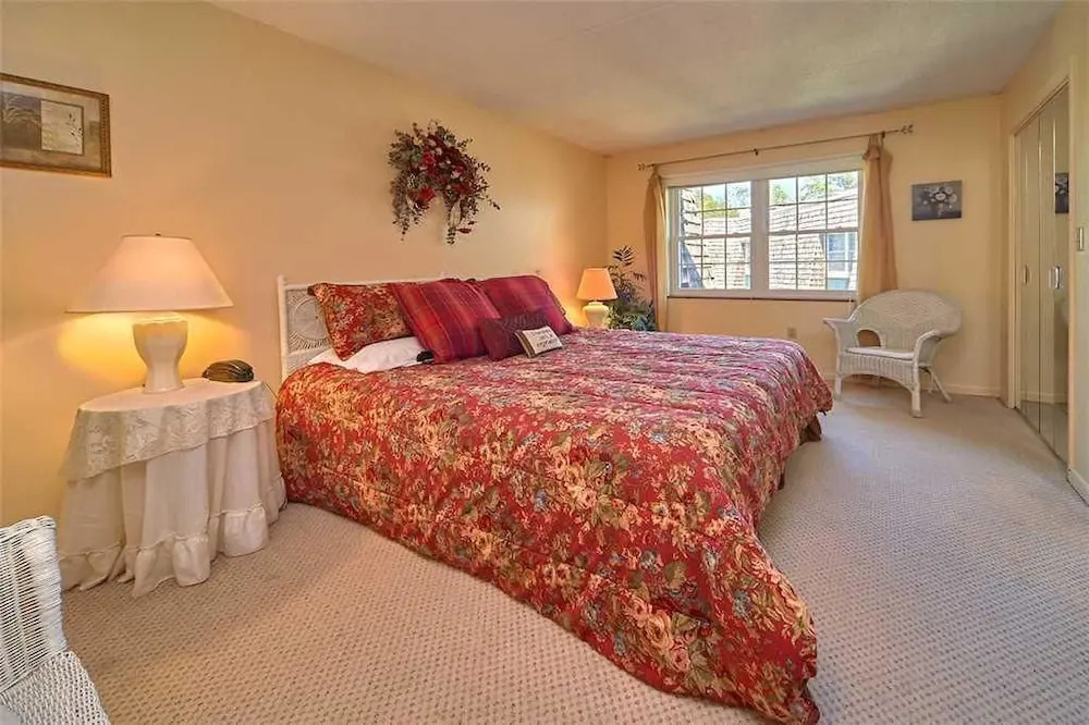 Alone at Last 2 Bedroom Home with Fireplace