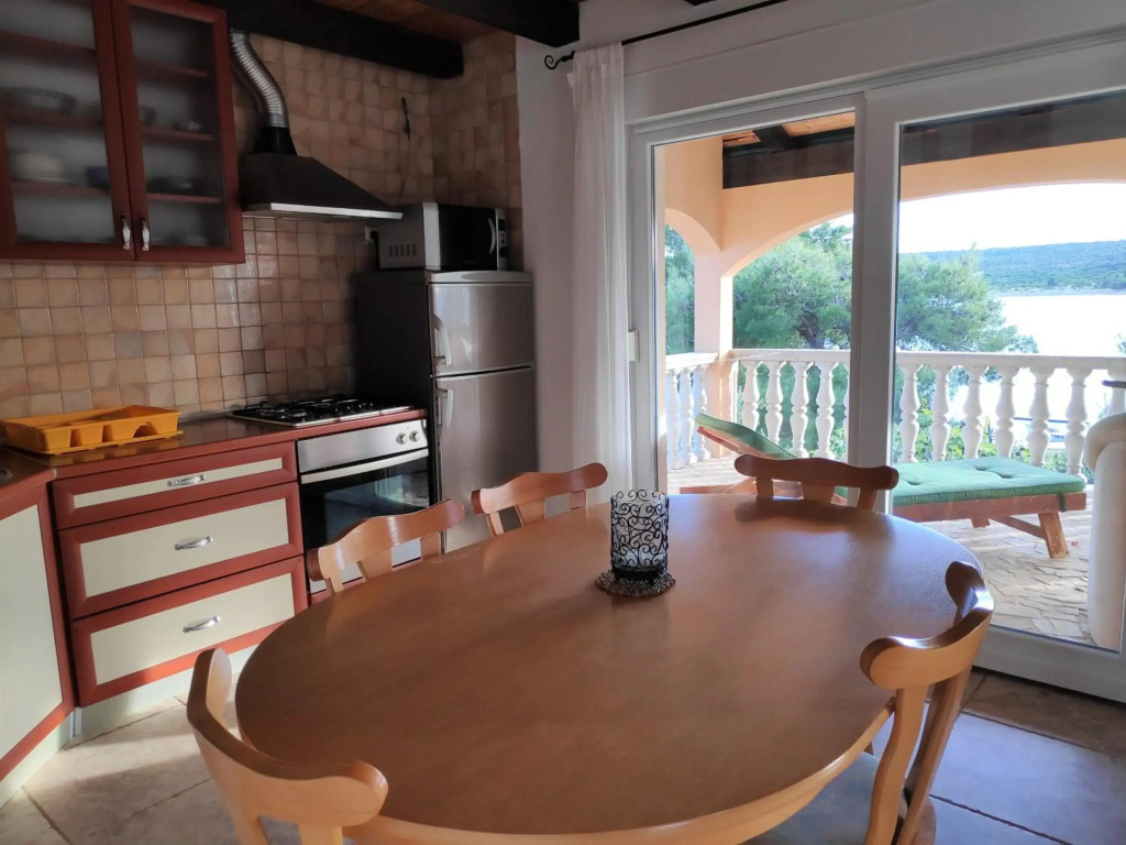 Villa Punta Blava, very quiet, amazing mix of mountain and sea air, ideal for health recovery, beach front, floor heating, internet