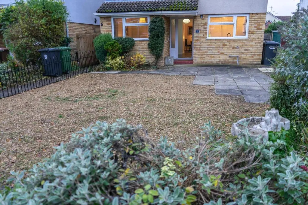 Modern 2 Bed Apartment on Edge of City Centre, 2xFREE Private Parking, Ground Floor & Private Entrance in Quiet Neighbourhood