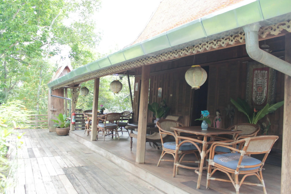 Thai Teak House Garden Homestay