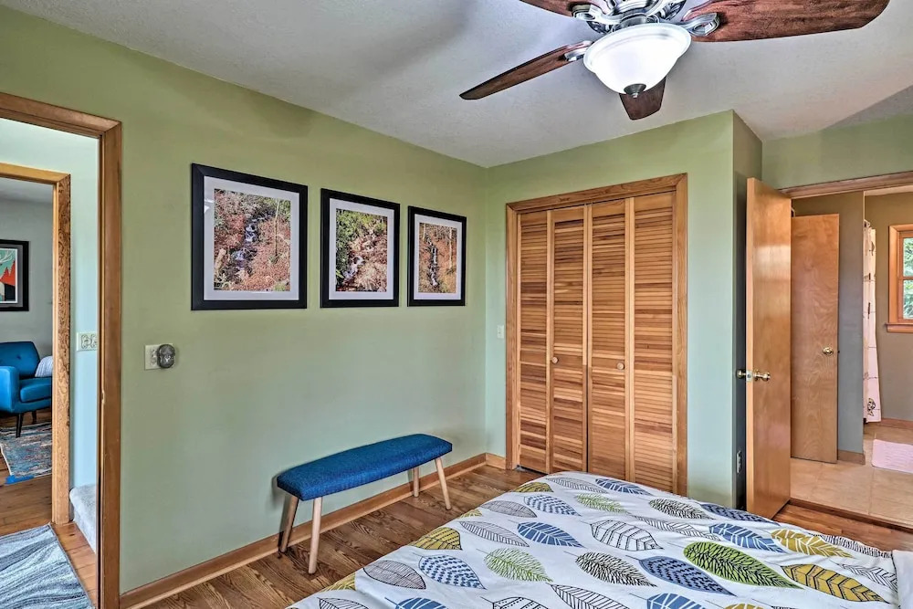 Serene 'mountain Mist' Retreat w/ Deck & Hot Tub!
