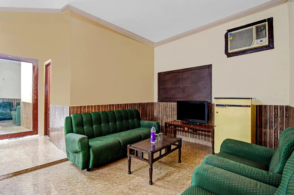 OYO 77724 Hotel Chitra