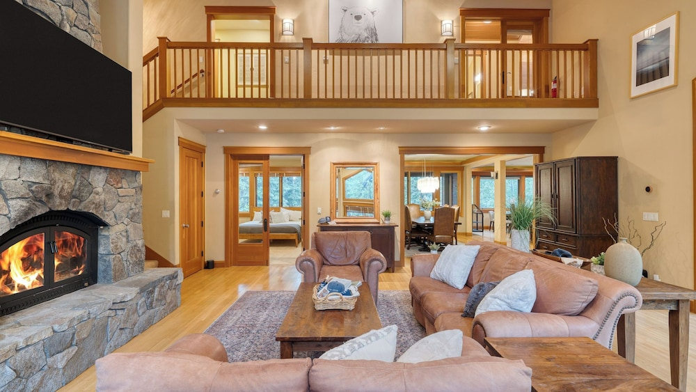 Cedars at Palisades by Avantstay Hot Tub, Resort Access, and Mountain Views
