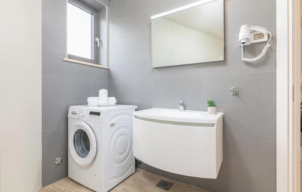 Amazing Home in Pjescana Uvala With Wifi and 2 Bedrooms