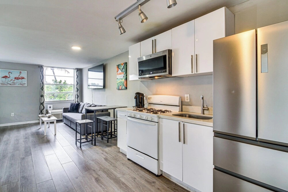 2 Blocks to Shore! Chic South Beach Studio