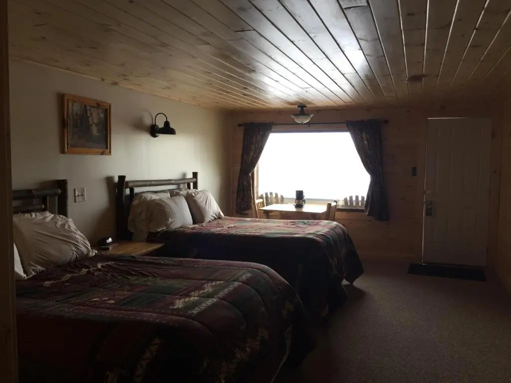 Pine Knoll Hotel Lakeside Lodge & Cabin
