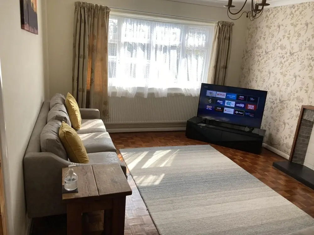 Large Detached House With off Street Parking Close to Heathrow