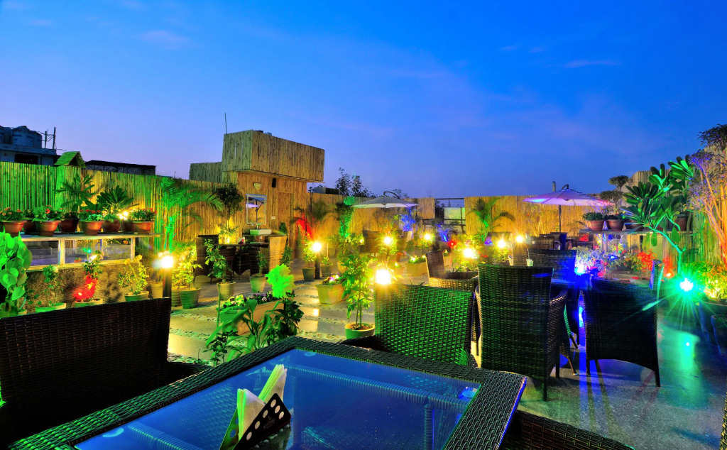 Aman Continental With Restaurant - 5Mins from Connaught Place ,Railway Station & Metro