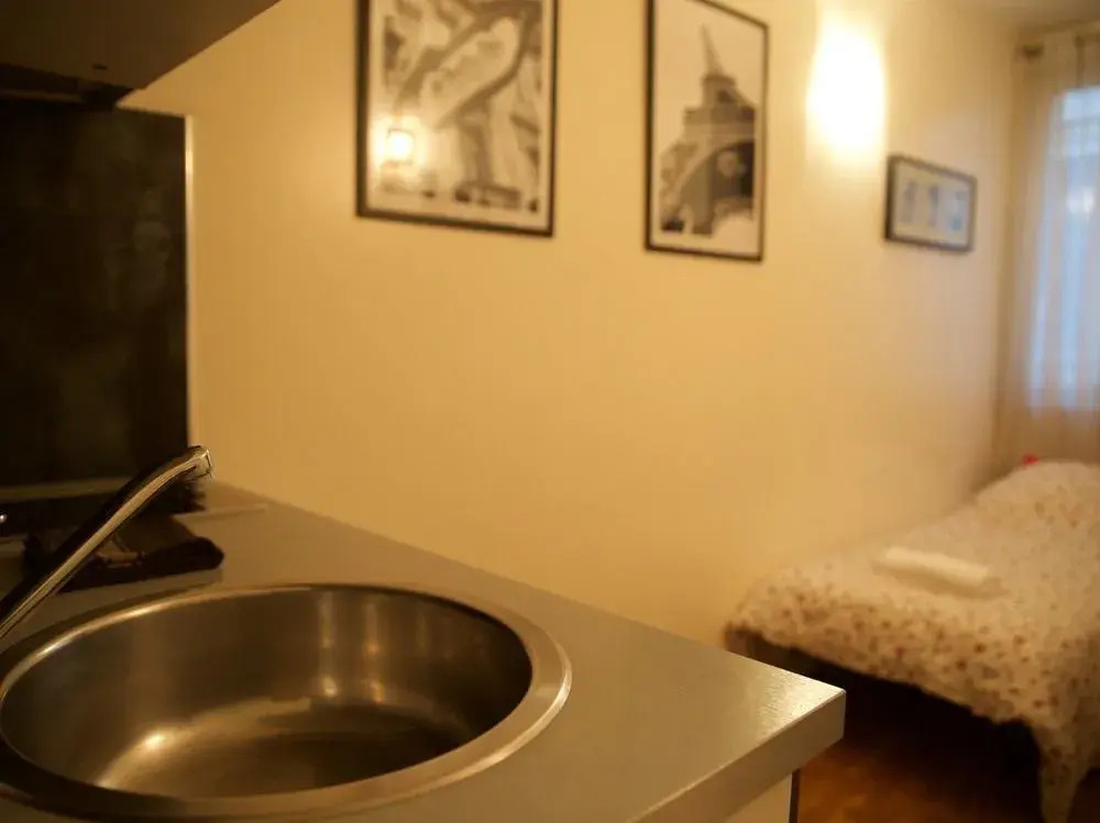 Montmartre Apartments Leo Ferre