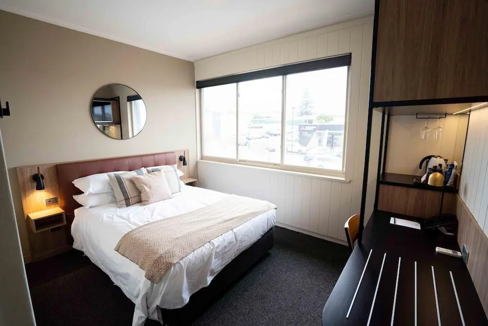Eyre Hotel