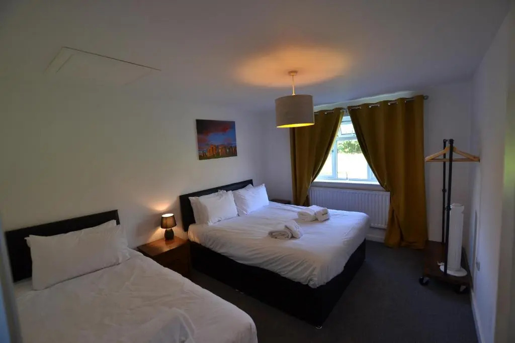 Wisteria Tree - 2 Bed House - Stayseekers