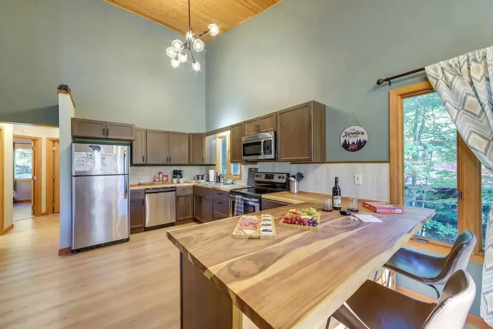 Hot Tub & Pet-Friendly! Gatlinburg Resort Cabin