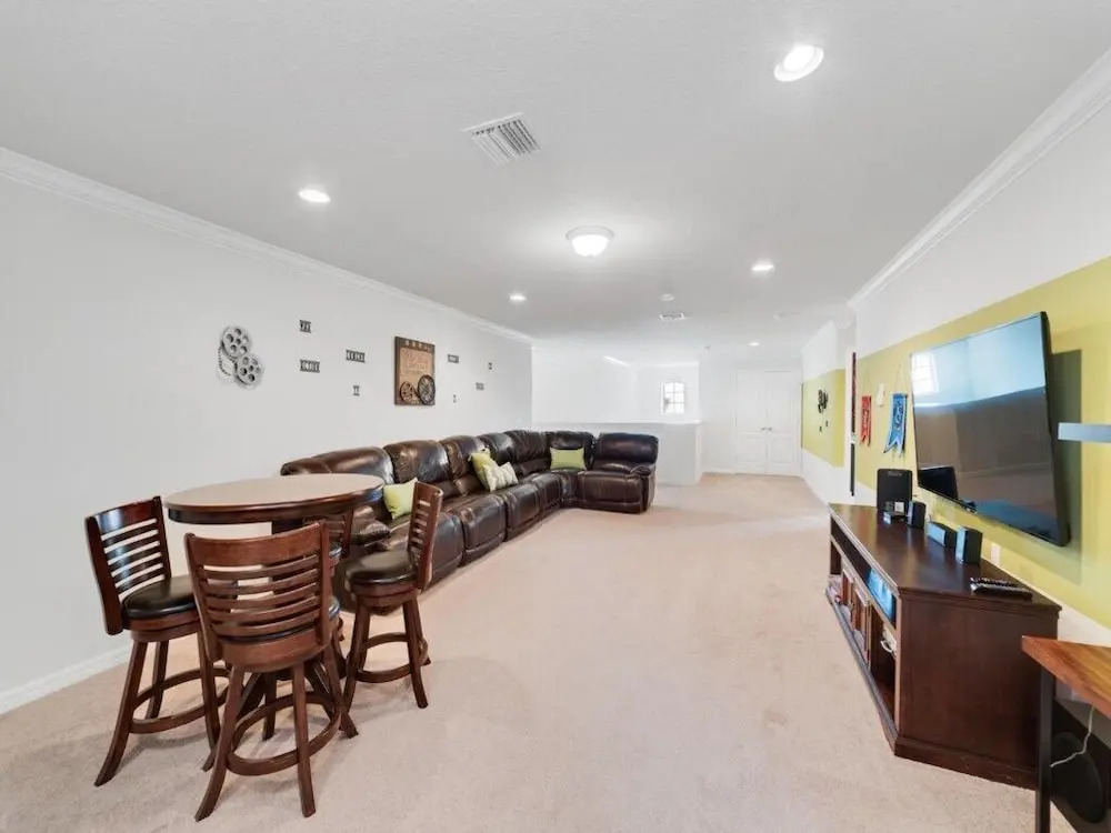 Spacious 8 bedroom home, Windsor at Westside