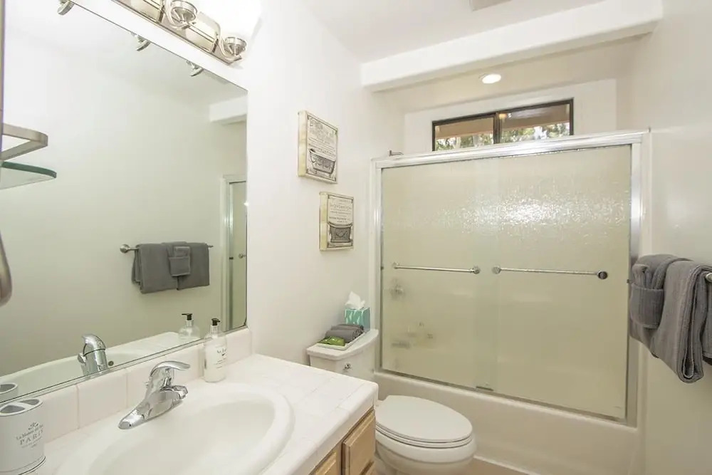 Beautiful 2 Bedroom Detached Apartment, Walk to Downtown Monterey and Fishermans Wharf