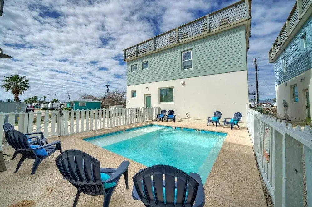 Third Sandbar & Seaglass Landing by Avantstay. Sleeps 30 2 Homes + Dual Pools + Outdoor Living Steps to Beach