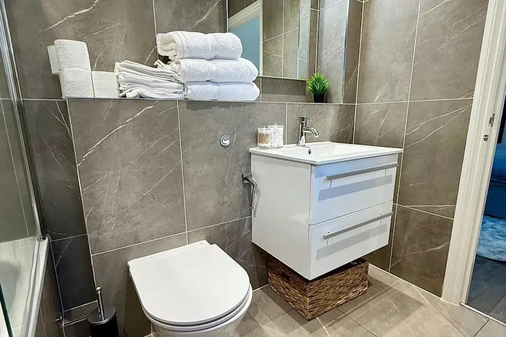 2bed Apartment-sleeps 4, Pets Ok & Balcony