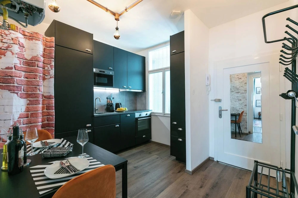 6 min Walk to Metro - 3 Stops to City Center