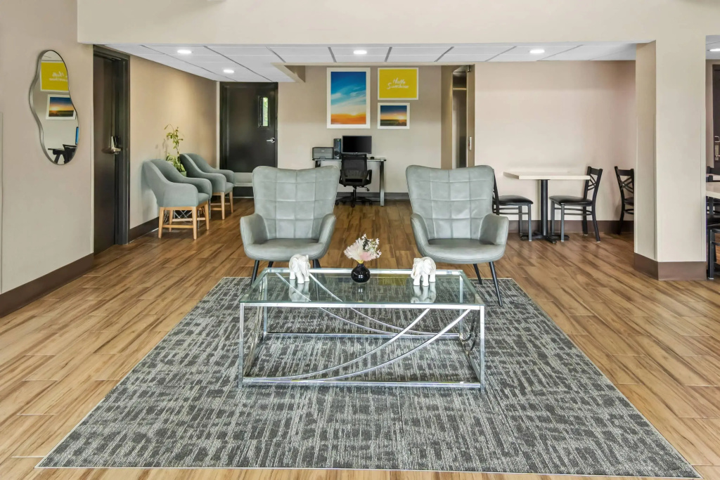 Days Inn & Suites by Wyndham DeSoto
