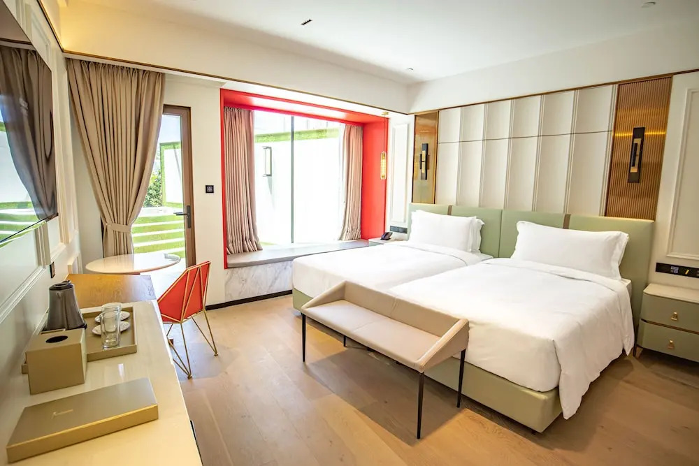 Yoho Resorts World Hotel