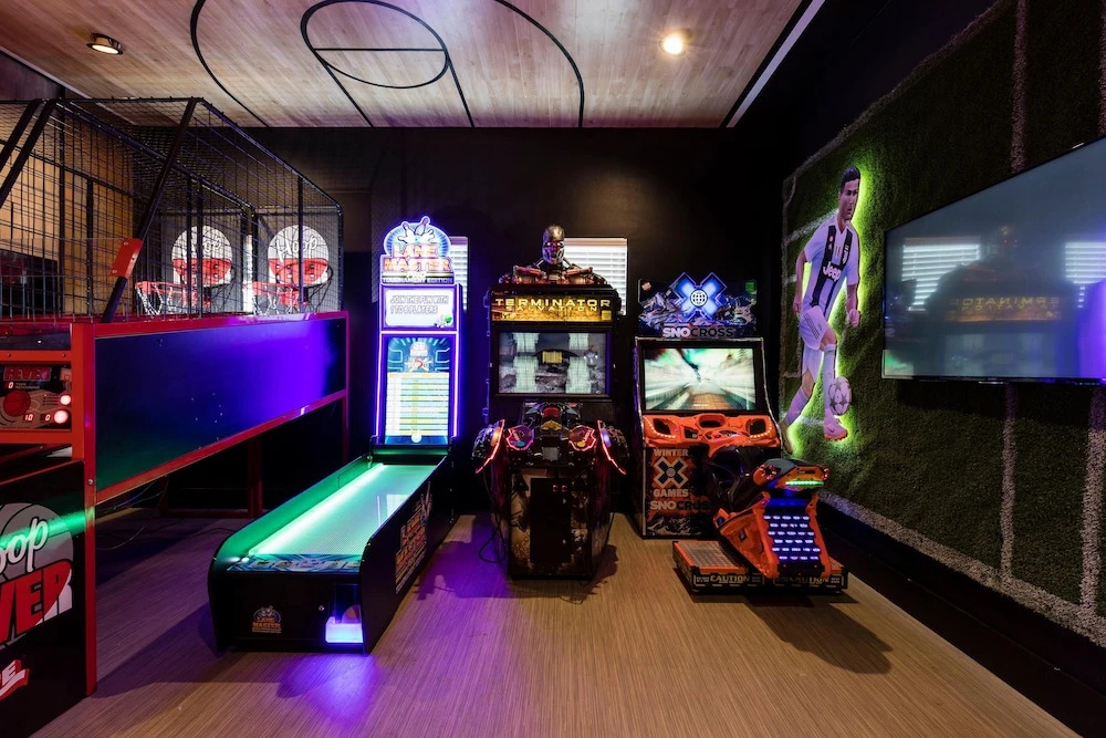 W261: 10 Bed, Rapunzel, Jurassic Park, Avatar, Sports Arcade