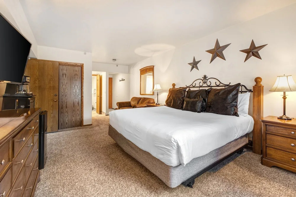 Park Station 214 2 Bedroom Condo by RedAwning