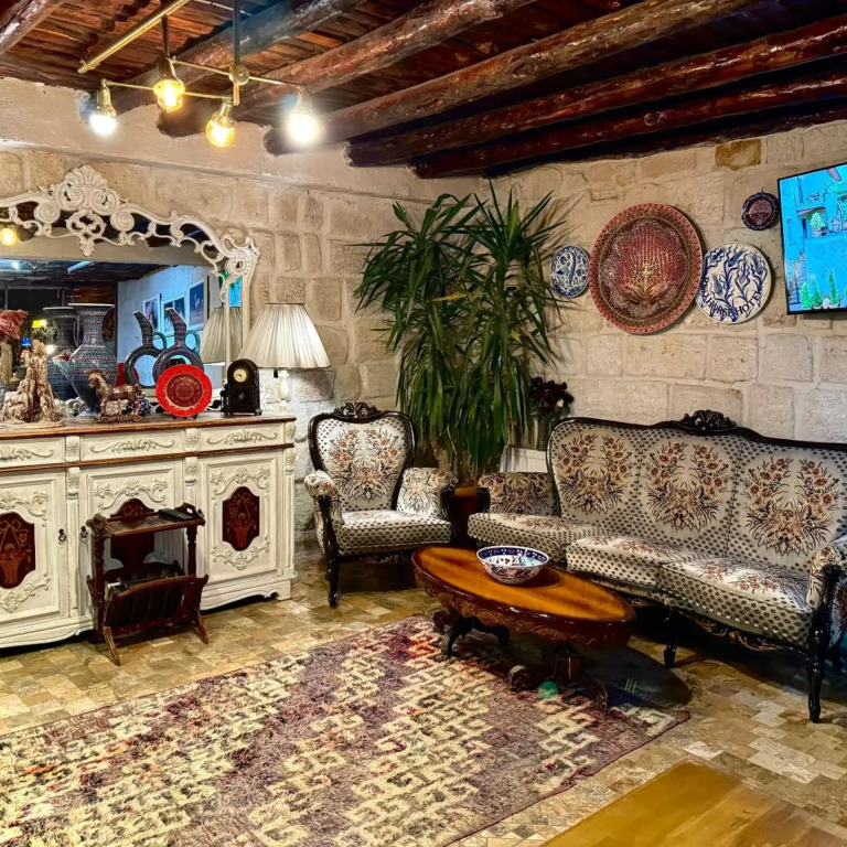 THE RED HORSE HOTEL