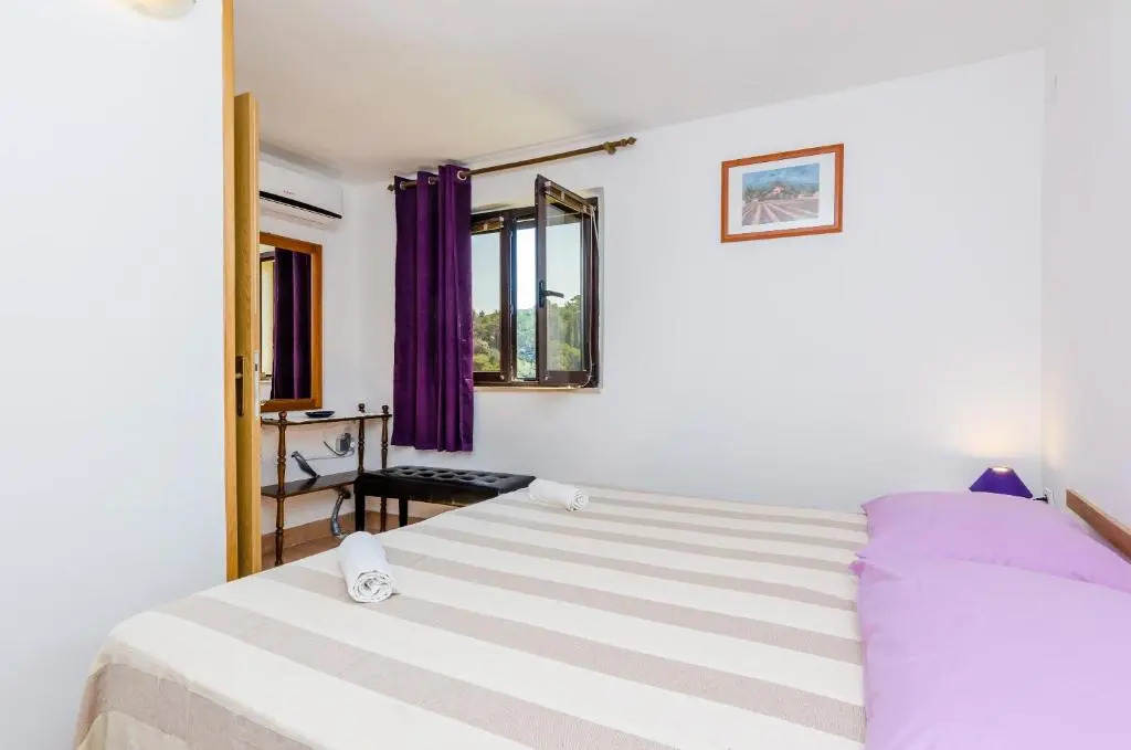 Apartments & Rooms Mihajica