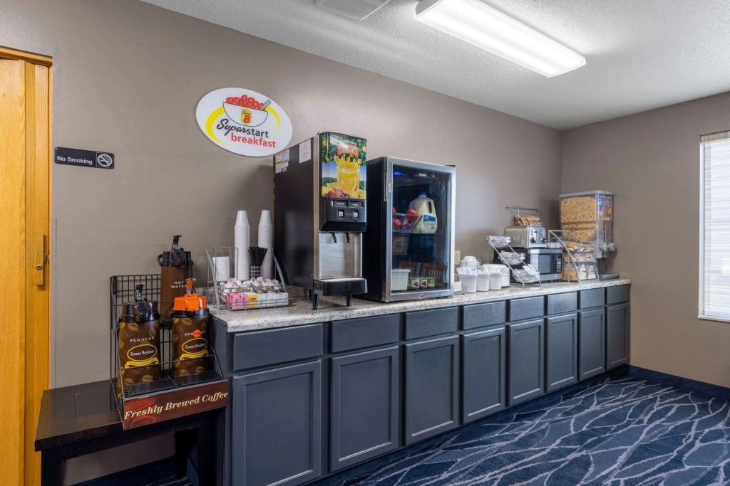 Super 8 by Wyndham Jackson MN