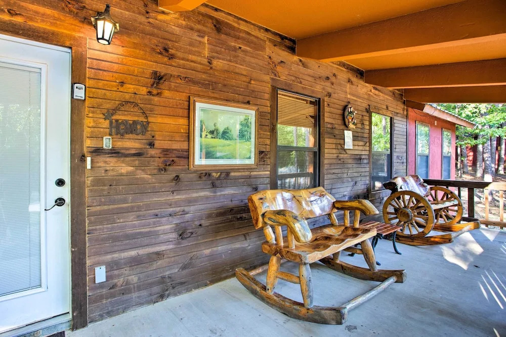 3 Mi to Broken Bow Lake: Cabin w/ Hot Tub & Deck!