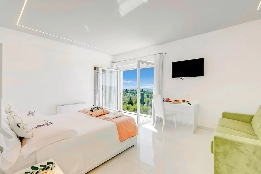 Villa Chimera White 16 with Pool & Gym