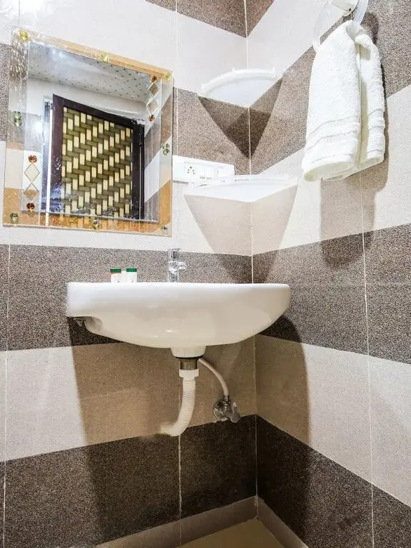 Royal Guest House by OYO Rooms