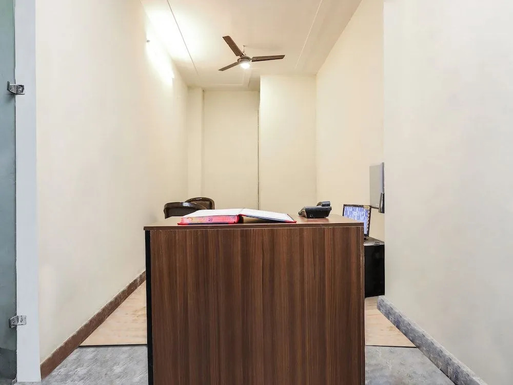 OYO SilverKey 27892 Shanti Complex