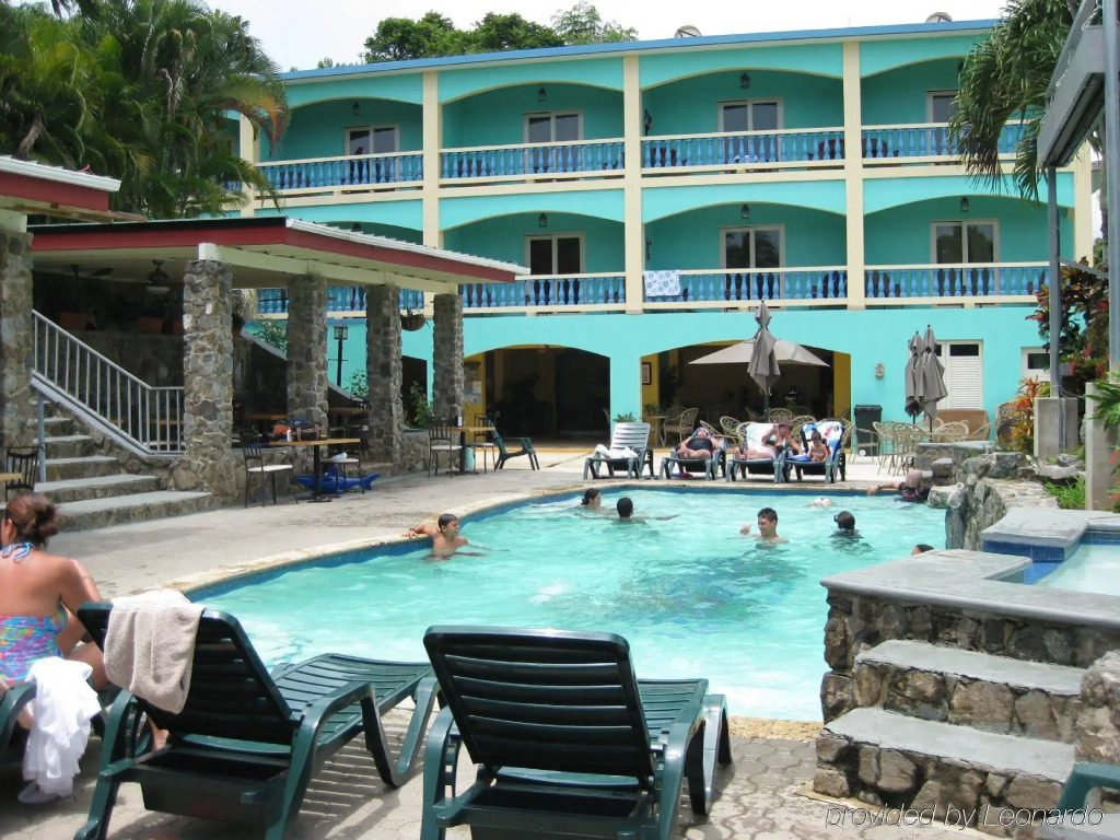 Lazy Parrot Inn